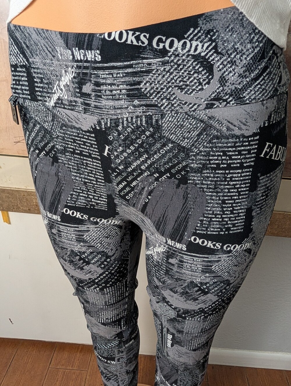 Joseph Ribkoff Newspaper Print Leggings (Style 214275) Size 6